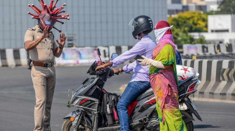 Politistii indieni - masti in forma de corona care sperie persoanele care nu respecta izolarea Foto: CNN
